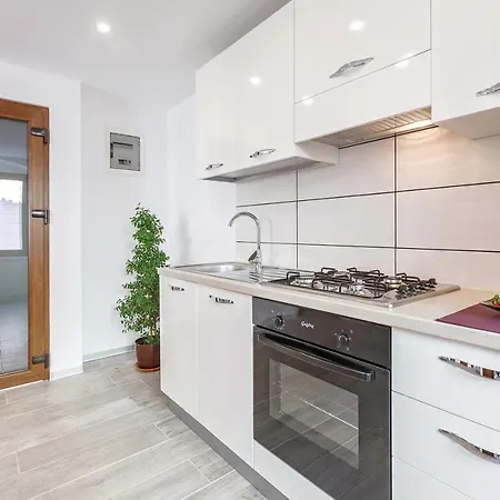 Irene アパート ポレッチ