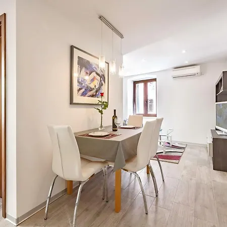 Irene アパート ポレッチ